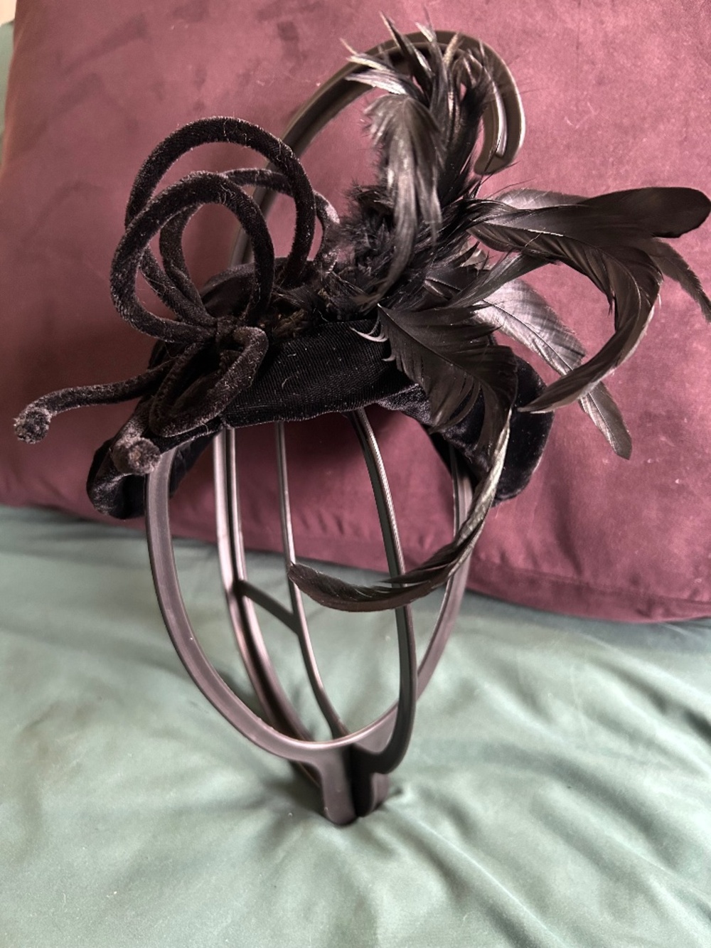 Vintage 1940s feathered black hat